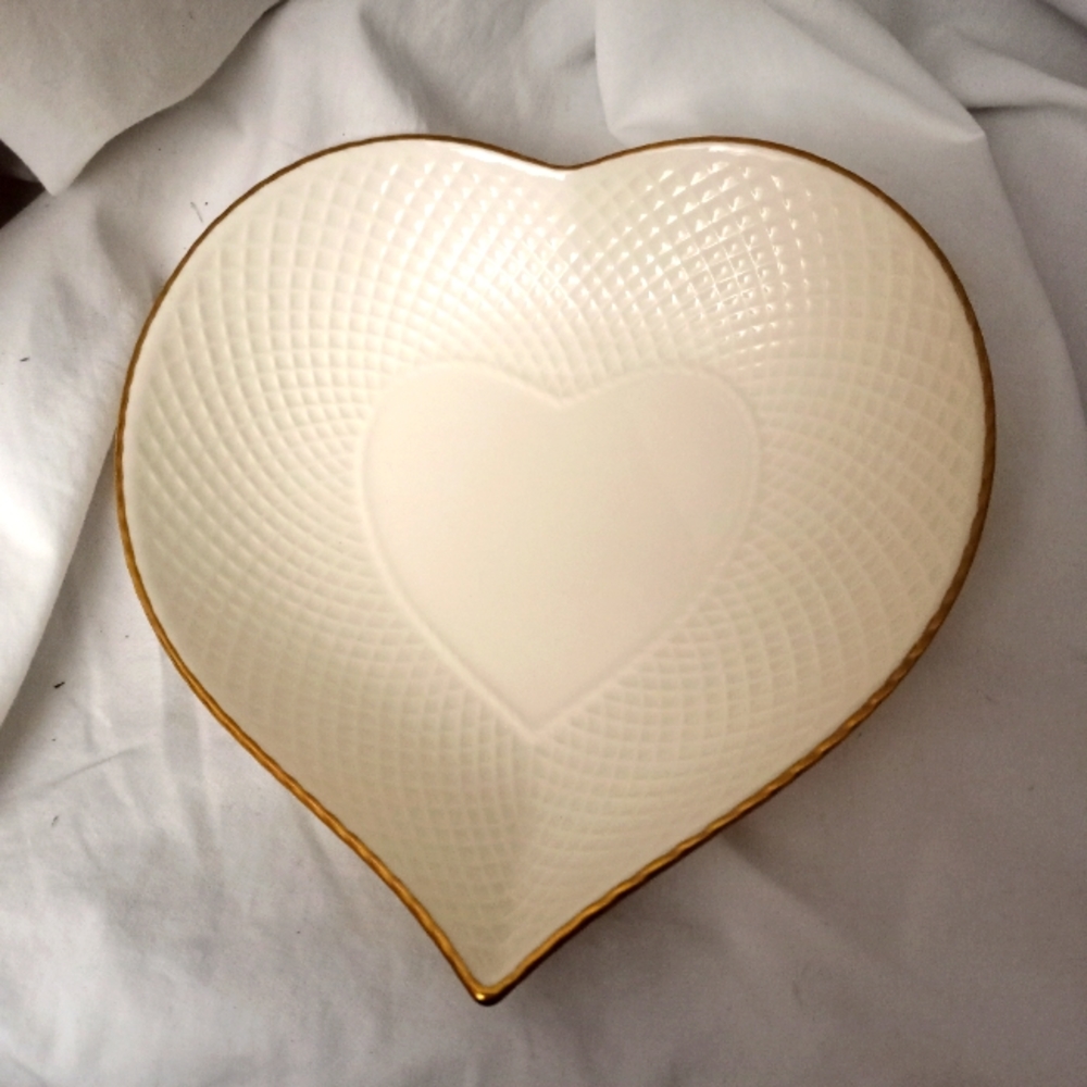 Vintage Mikasa Ivory Bone China Heart Shaped Dish - 24K Gold, Lattice Pa… - Picture 1 of 3